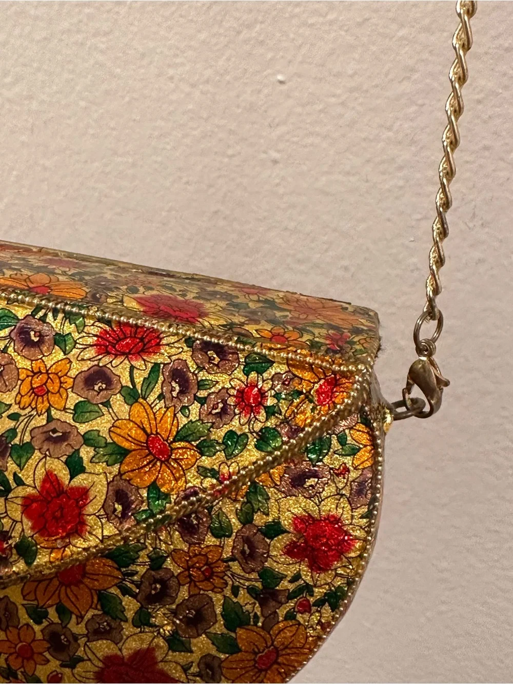 Antik Kraft Gold Floral Heart-Shaped Crossbody Bag with Red and Yellow Flowers
